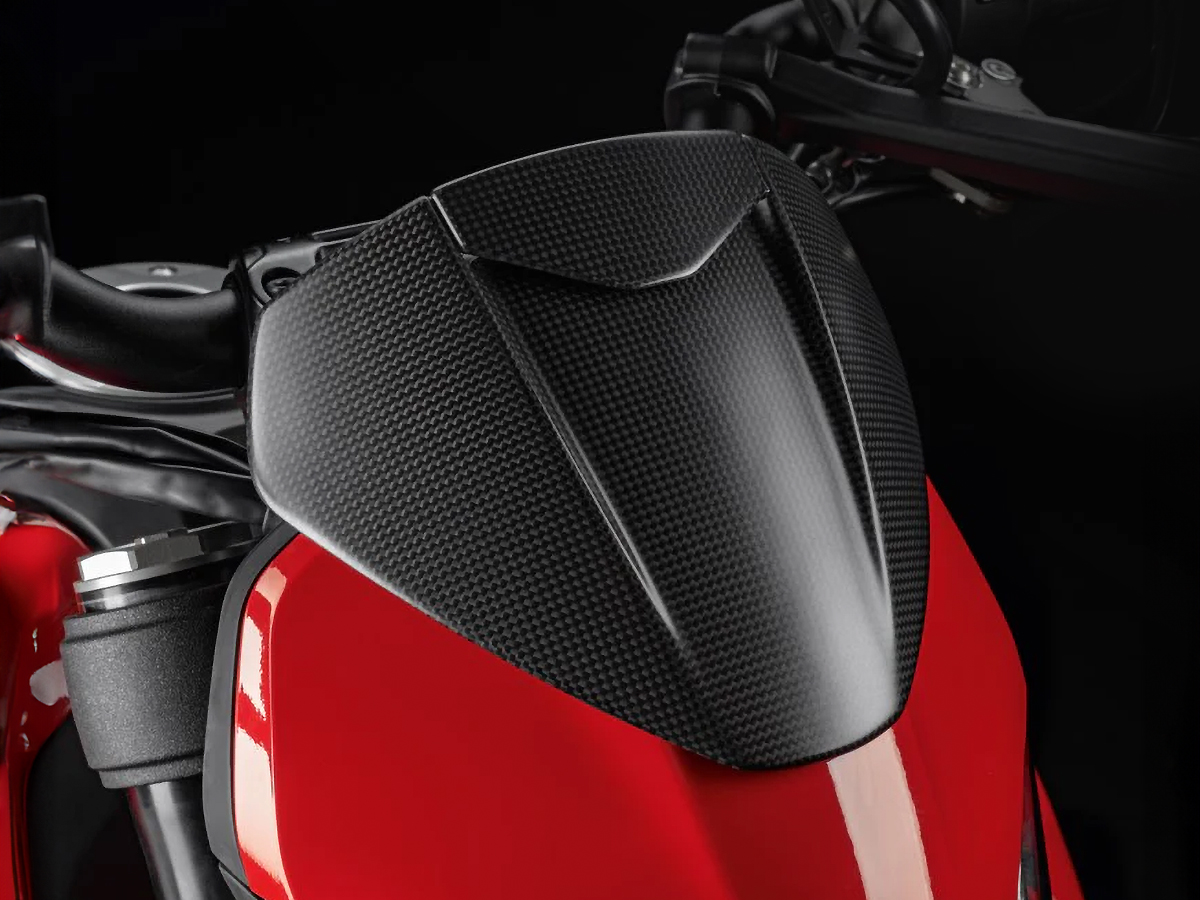 Carbon accessories to customize motorcycles